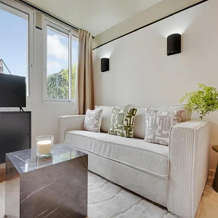 Апартаменты A Delightful Studio With Terrace Париж