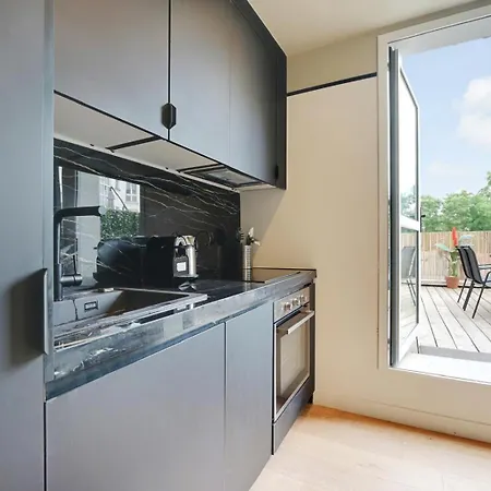 Апартаменты A Delightful Studio With Terrace Париж