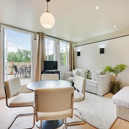 Апартаменты A Delightful Studio With Terrace